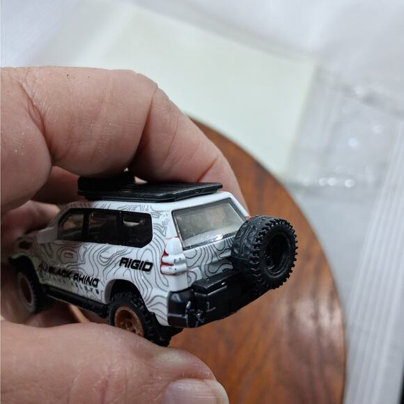 HOT WHEELS Premium Set of 2 Diecast Cars Mercedes Sprinter + Toyota Land Cruiser - Picture 11 of 11